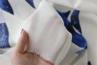 ткань крепдешин молочный с синим узором  (купон)