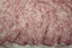 ткань кружево шантильи сливочно-ягодного цвета кружево вискоза цветы розовая Италия