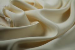 ткань тяжелое шелковое кади молочного цвета креп шелк однотонная белая Италия