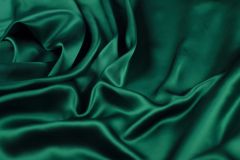 ткань шелковый атлас изумрудного цвета атлас шелк однотонная зеленая Италия