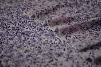 ткань крепдешин с темно-фиолетовыми цветочками на пудровом фоне