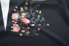 ткань черный крепдешин с цветами шиповника (купон 1.95) крепдешин шелк цветы черная Италия