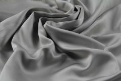 ткань двусторонний костюмный сатин светло-серого цвета сатин шелк однотонная серая Италия