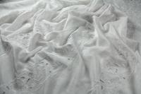 ткань шитье на белом маркизете (цветы в полосках)