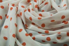 ткань шелковый крепдешин в оранжевый горох крепдешин шелк в горошек белая Италия
