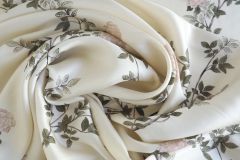 ткань шелк с цветами на молочном фоне твил шелк цветы белая Италия