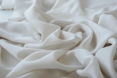 ткань вареный шелк молочный костюмно-плательная шелк однотонная белая Италия
