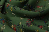 ткань зеленое кади с полевыми цветами