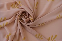 ткань крепдешин цвета румян с геометрическими лучиками крепдешин шелк однотонная бежевая Италия