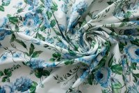 ткань поплин белого цвета с голубыми розами и зелеными листьями