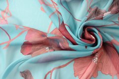 ткань пыльно-голубой шифон с темно-розовыми цветами шифон шелк цветы голубая Италия