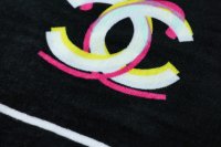  черное махровое полотенце с логотипами