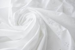 ткань белое шитье с цветками (наполовину) Италия